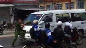 Truy tìm lái xe ủi cảnh sát khi đi vào đường cấm