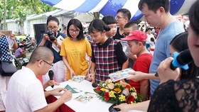 TS Giáp Văn Dương ký tặng sách cho độc giả nhân dịp ra mắt bộ sách Trò chuyện khoa học 4.0