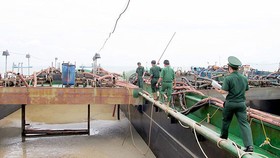 Giữ sà lan khai thác 150m³ cát trái phép
