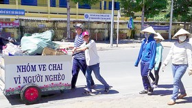 Gom ve chai giúp người nghèo