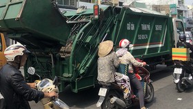 Xe ép rác mất vệ sinh và không an toàn