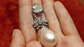 Mặt dây chuyền của Hoàng hậu Pháp Marie Antoinette bán đấu giá hơn 36 triệu USD