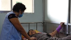 Vất vả nghề chăm bệnh thuê