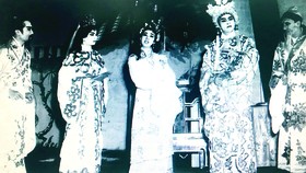 Trình diễn cải lương trước năm 1975 ở Sài Gòn. Ảnh: TƯ LIỆU