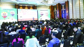 Ông Larry Trương, chuyên gia hoạch định tài chính cá nhân, thành viên Hội đồng chuẩn mực tư vấn tài chính Canada đang trò chuyện với nhà đầu tư về chủ đề “Tư duy thịnh vượng”