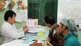 Cán bộ Trạm y tế xã Nậm Sài, huyện Sa Pa (Lào Cai) tuyên truyền công tác dân số, kế hoạch hóa gia đình cho người dân địa phương. Ảnh: QUANG MINH