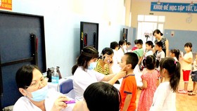 Vệ sinh sạch sẽ, thường xuyên kiểm tra sức khỏe nhằm phòng ngừa các bệnh truyền nhiễm