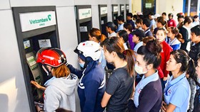 Tăng phí ATM, bóp người thu nhập thấp