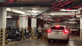 Vì sao giá giữ xe tăng gấp 5 lần?