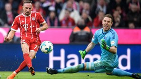 Franck Ribery (trái) sẽ gây sốic trên sân Benfica