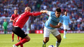 Sergio Aguero (phải, Man.City) đi bóng qua hậu vệ Cardiff.