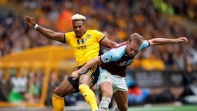 Ngôi sao Wolverhampton Wanderers, Adama Traore (trái) chạy nhanh nhất hành tinh.