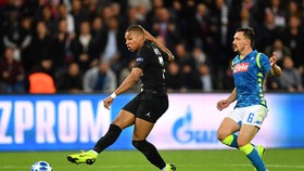 Kylian Mbappe ghi bàn trong trận gặp Napoli