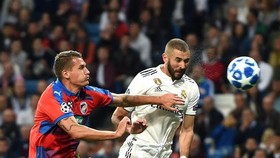 Karim Benzema (phải, Real Madrid) tranh bóng với hậu vệ Plzen