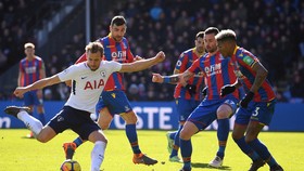 Harry Kane (trái, Tottenham) sẽ xuyên thủng hàng thủ Crystal Palace.