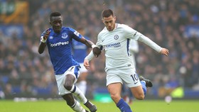 Eden Hazard (phải, Chelsea) đi bóng qua hậu vệ Everton