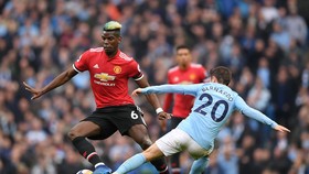 Paul Pogba (Man United, trái) đi bóng qua Bernardo Silva (Man City)