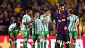 Messi thất vọng rời sân sau trậnbthua Betis
