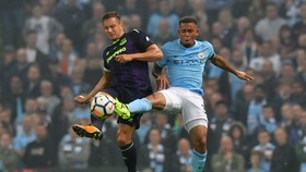 Phil Jagielka (trái, Everton) với Gabriel Jesus (Man City)