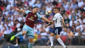 Tottenham (phải) hoàn toàn rên cơ so với Burnley.
