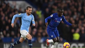 N'Golo Kante (Chelsea, phải) đi bóng qua David Silva (Man City)