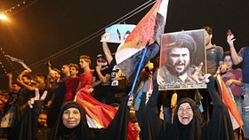 Người dân Iraq ủng hộ liên minh của giáo sĩ Hồi giáo dòng Shiite Moqtada al-Sadr sáng sớm ngày 14-5. Ảnh: AP