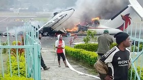 Máy bay chở khách của hãng hàng không quốc gia tại sân bay Mendi bị phá hủy tuần trước. Ảnh: Asia Pacific Report