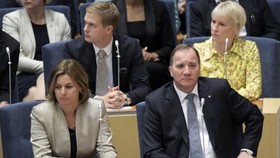 Thủ tướng Stefan Löfven (trái) trong cuộc bỏ phiếu tín nhiệm ngày 25-9. Ảnh: AP