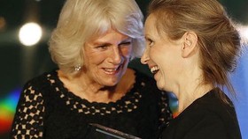 Nữ công tước xứ Cornwall, bà Camilla - vợ Thái tử Charles trao giải thưởng cho nhà văn Anna Burns. Ảnh: AP