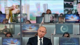Tổng thống Nga Putin trong cuộc đối thoại ngày 7/6. Ảnh: Reuters