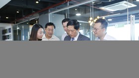 Các đại biểu tham quan, trải nghiệm sản phẩm của các DN khởi nghiệp. Ảnh: VGP/Thu Lê