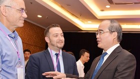Bí thư Thành ủy TPHCM Nguyễn Thiện Nhân trao đổi cũng các diễn giả, doanh nghiệp tại Diễn đàn Kết nối Startup Việt trong và ngoài nước . Ảnh: VIỆT DŨNG