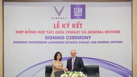 Bà Lê Thị Thu Thủy – Phó Chủ tịch Vingroup kiêm Chủ tịch VinFast và ông Barry Engle, Phó Chủ tịch điều hành kiêm Chủ tịch GM quốc tế ký hợp đồng hợp tác chiến lược tại thị trường Việt Nam.