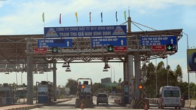 Trạm thu giá Nam Bình Định (do công ty TNHH Đầu tư BOT Bình Định làm chủ đầu tư) đặt trên quốc lộ 1A tại địa phận thị xã An Nhơn, tỉnh Bình Định. (Ảnh: Huy Hùng/TTXVN)