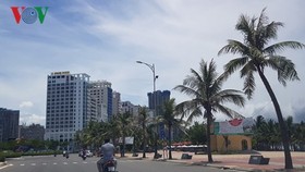 Khách sạn dọc biển mọc lên san sát.