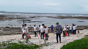 Chiến dịch làm sạch biển ở Lý Sơn.