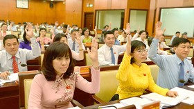 Các đại biểu HĐND TPHCM biểu quyết thông qua nghị quyết kỳ họp. Ảnh: việt Dũng