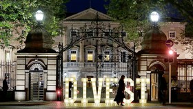 Một thông điệp gửi tới chính phủ Ireland thoái vốn khỏi các loại nhiên liệu hóa thạch được nêu ở phía trước tòa nhà quốc hội.