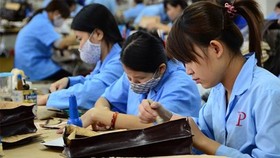Doanh nghiệp trả lương thấp, người lao động buộc phải làm thêm giờ