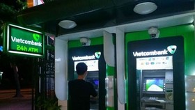 Các ngân hàng phải giải trình việc tăng phí ATM. (Ảnh minh họa: KT)