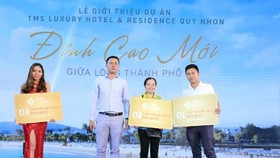 Đại diện chủ đầu tư TMS Group trao quà tặng các khách hàng may mắn tại buổi lễ.