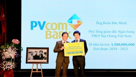 Ông Đoàn Đức Minh – Phó Tổng Giám đốc PVcomBank trao số tiền tài trợ học bổng cho sinh viên Đại học Kinh tế Quốc dân.