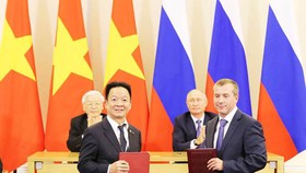 Tổng Bí thư Nguyễn Phú Trọng và Tổng thống Nga Putin chứng kiến lễ ký kết của đại diện SHB với đại diện các định chế tài chính quốc tế tại Nga.