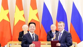 Tổng Bí thư Nguyễn Phú Trọng và Tổng thống Liên bang Nga Vladimir Putin chứng kiến lễ trao biên bản ghi nhớ hợp tác đầu tư giữa ông Đỗ Quang Hiển - Chủ tịch HĐQT SHB và ông Denis Ivanov - Chủ tịch HĐQT Ngân hàng IBEC.