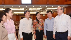 Bí thư Thành ủy TPHCM Nguyễn Thiện Nhân trao đổi cùng các học viên tại Lớp bồi dưỡng kiến thức cho cán bộ lãnh đạo, quản lý thuộc đối tượng 3. Ảnh: VIỆT DŨNG