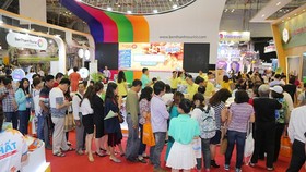 Du khách tham quan, tìm hiểu tour du lịch tại một hội chợ quốc tế vừa diễn ra ở TPHCM