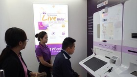 Với LiveBank của TPBank, khách hàng tự nộp tiền vào tài khoản và mở tài khoản tiết kiệm trên eBank mà không cần phải đến ngân hàng. (Nguồn: TPBank)