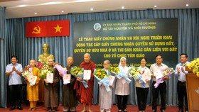 Lễ trao giấy chứng nhận cho các cơ sở tôn giáo.