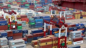 Hàng hóa được xếp tại cảng ở Thanh Đảo, tỉnh Sơn Đông, Trung Quốc. (Ảnh: EPA-EFE/TTXVN)