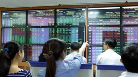 Đảo chiều ngoạn mục, VN Index tăng gần 25 điểm